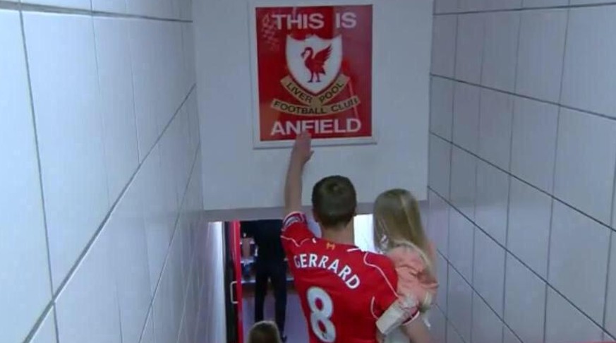 Steven Gerrard berührt zum letzten Mal das Schild mit der legendären Aufschrift «This is Anfield».
