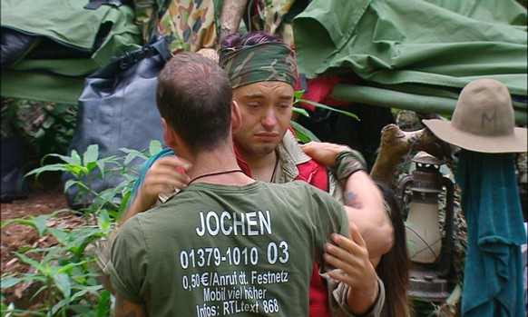 Julian F. M. Stöckel verabschiedet sich betreten von Jochen Bendel.