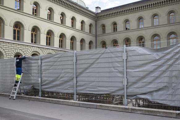 Ein Schutzzaun wird vor dem Bundeshaus West hochgezogen, am Freitag, 6. Oktober 2017 in Bern. Eine unbewilligte &quot;antifaschistische Demonstration&quot; wurde auf Freitagabend angekuendigt. (KEYSTO ...