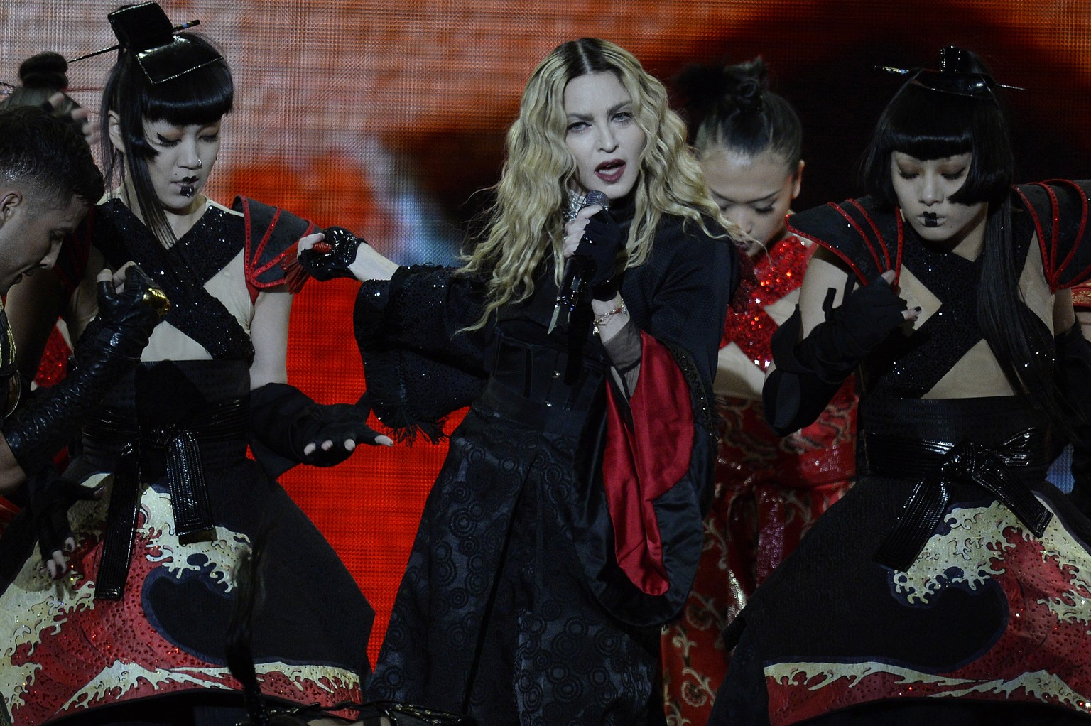 Madonna als Vamp – mit schwächelnder Stimme im Zürcher Hallenstadion.