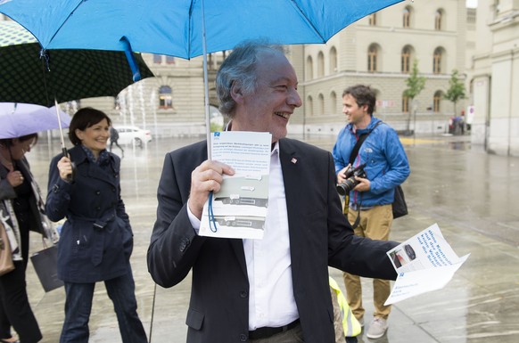 Thomas Hardegger, Mitglied des Alpenrats und Nationalrat Zuerich, verteilt Flugblaetter anlaesslich einer Aktion der Alpen-Initiative fuer mehr Sicherheit durch Verlagerung, am Dienstag, 6. Juni 2017, ...