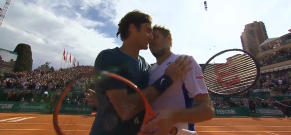 Schöne Geste: Federer freute sich für Wawrinka.