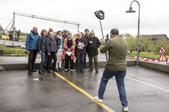 Gruppenbild der IG Solidarität, die sich gemäss Website für&nbsp;«Menschen, die in höchster Not zu uns nach Europa flüchten, weil sie in ihrer Heimat aus politischen Gründen verfolgt werden und weil i ...