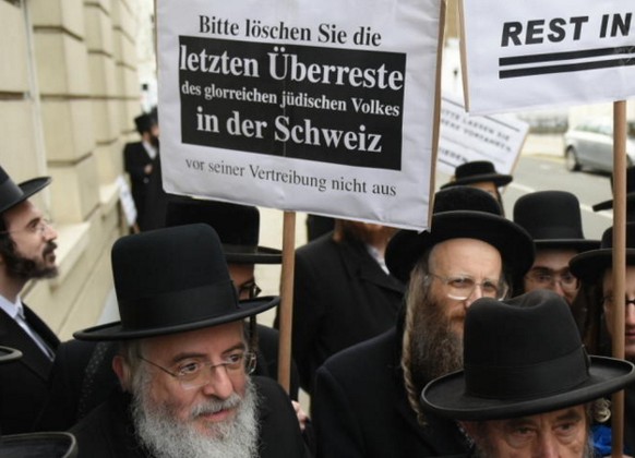 Anhänger der ultra-orthodoxen jüdischen Satmar-Sekte protestieren vor der Schweizer Botschaft in London (18.01.2016).&nbsp;