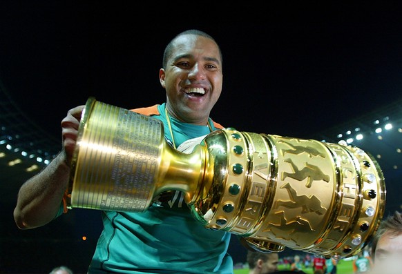 Bremen&#039;s Brazilian player Ailton holds the cup after winning the German Soccer Cup Final between Werder Bremen and second divisioner Alemannia Aachen in Berlin, Saturday May 29, 2004. (KEYSTONE/A ...