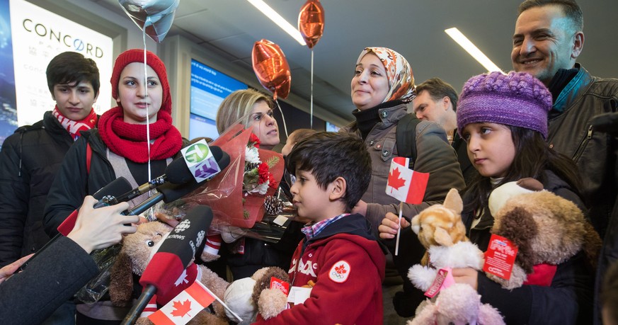 Angehörige des tragisch verstorbenen Alan Kurdi werden im Dezember 2015 am Flughafen Vancouver in Empfang genommen.