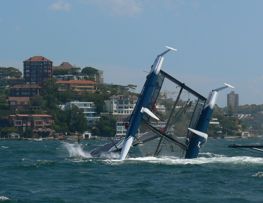 Kein Zurück mehr: Der britische 32-Fuss-Katamaran wird in Sydney vom Winde verweht.