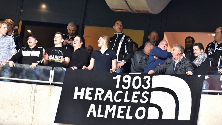 Das Grüppchen der unentwegten Heracles-Fans in der Amsterdam Arena.