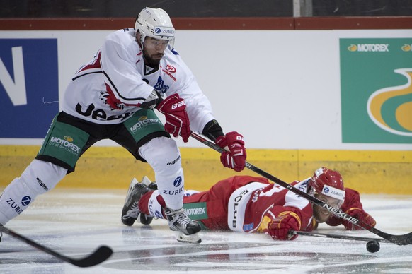 Tigers Nils Berger, rechts, kaempft um den Puck gegen Lausannes Etienne Froidevaux, links, waehrend dem Swiss Ice Hockey Cup Viertelfinalspiel zwischen den SCL Tigers und dem Lausanne HC, am Dienstag, ...