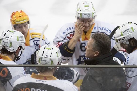 Zugs Head Coach Harold Kreis, waehrend dem Time-Out im Eishockey National League A Spiel, zwischen den SCL Tigers und dem EV Zug, am Samstag 24. Februar 2017 in der Ilfishalle in Langnau. (KEYSTONE/Ma ...