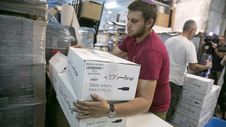 Ein Arbeiter verlädt Wein aus einer Siedlung nördlich von Ramallah: In Zukunft darf auf der Schachtel nicht merh «Made in Israel» stehen.