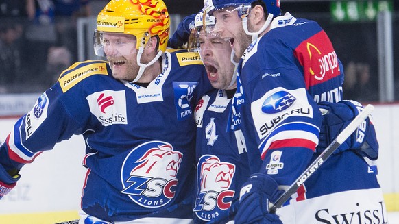 Zuerichs Patrick Geering, Mitte, feiert das 1:0 mit Zuerichs Topscorer Patrick Thoresen, links, und Zuerichs David Rundblad, rechts, im dritten Eishockey Playoff-Viertelfinalspiel der National League  ...