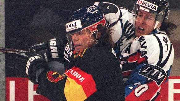 Der Berner Martin Rauch (links) versucht am Sonntag 4. Januar 1998, im Spiel ZSC Lions- SC Bern, den Zuercher Michel Zeiter an der Bande abzublocken. (KEYSTONE/Michele Limina)