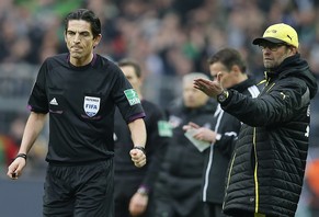 Schiedsrichter&nbsp;Deniz Aytekin verweist Jürgen Klopp nach dem Vorfall auf die Tribüne.