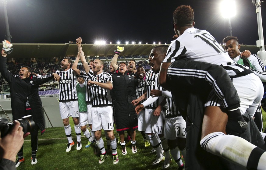 Juventus feiert den 2:1-Auswärtssieg in Florenz. Die Turiner holen dank einer unfassbaren Serie den fünften Meistertitel in Folge.&nbsp;