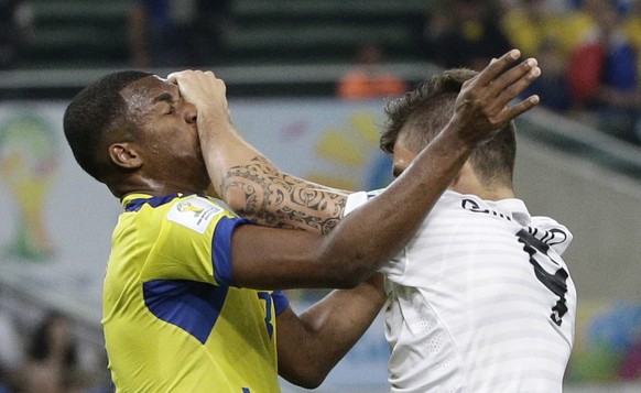Hitziger Zweikampf zwischen Olivier Giroud (rechts) und Frickson Erazo.