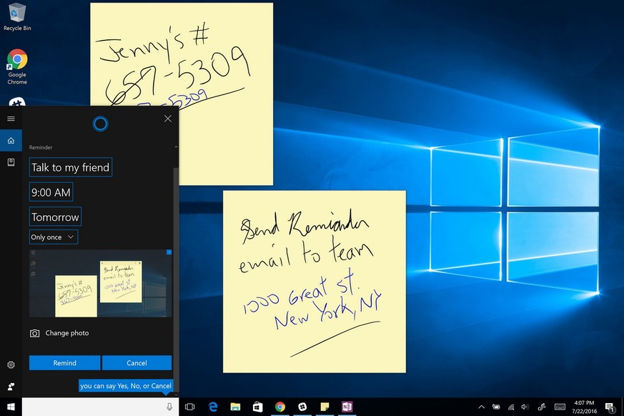 Sticky Notes lässt dich Notizen an den Desktop pinnen. Du kannst die Notizen auch per Stift verfassen. Cortana kann die Handnotizen lesen und daraus automatisch Erinnerungen im Kalender speichern. Pra ...