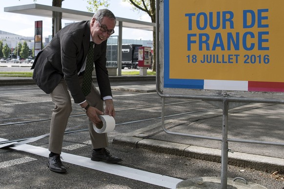 Alexander Tschaeppaet, Stadtpraesident von Bern, klebt symbolisch den Zielstrich der Tour de France auf die Papiermuehlestrasse, am Montag, 20. Juni 2016, in Bern. Die diesjaehrige Tour de France weil ...