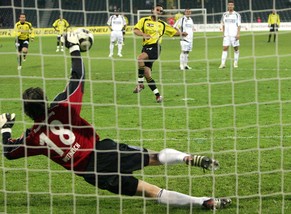 2006 pariert Gabriel Wüthrich für St. Gallen einen Penalty von Hakan Yakin.