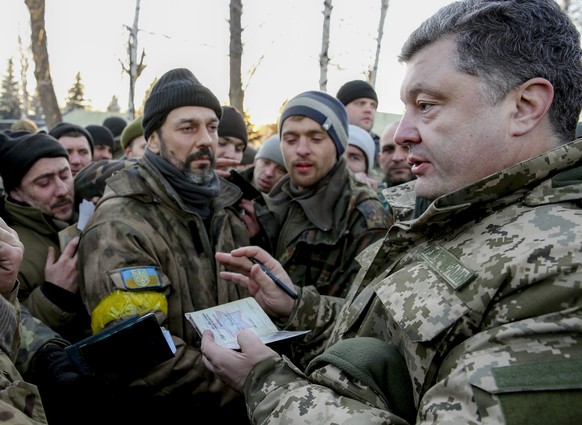 Petro Poroschenko spricht zu seinen Soldaten.
