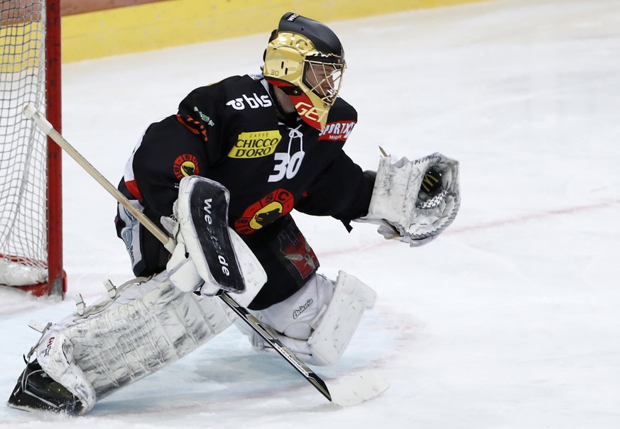 Berns Torhueter Leonardo Genoni haelt einen Schuss von Zuerichs Inti Pestoni im Eishockey Meisterschaftsspiel der National League A zwischen dem SC Bern und ZSC Lions, am Samstag, 4. Februar 2017, in  ...