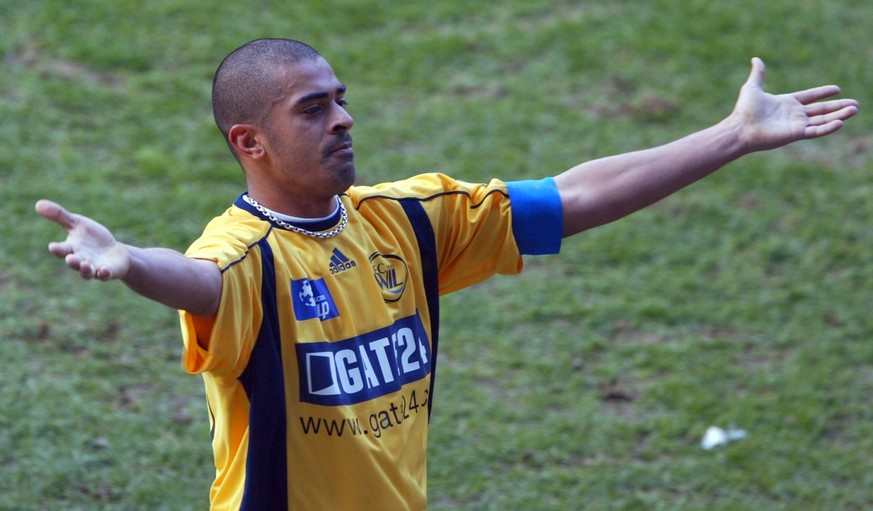 Der Wiler Fabio De Souza jubelt nach seinem Tor zur 2:3 Fuehrung seiner Mannschaft, im Fussball Cupfinal zwischen dem Grasshopper-Club Zuerich und dem FC Wil am Ostermontag, 12. April 2004 im St. Jako ...