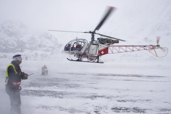 Rettungshelikopter im Unglücksgebiet