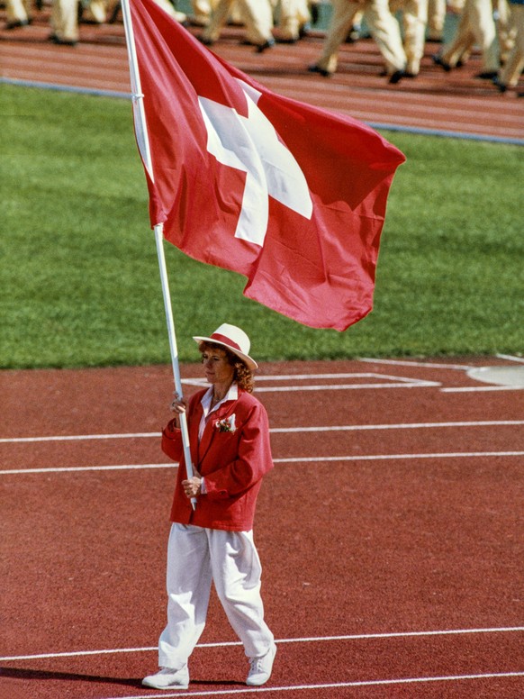 Die Leichtathletin Cornelia Buerki traegt beim Einmarsch der Schweizer Delegation an der Eroeffnungsfeier bei den Olympischen Sommerspielen in Seoul die Schweizer Fahne, aufgenommen am 17. September 1 ...