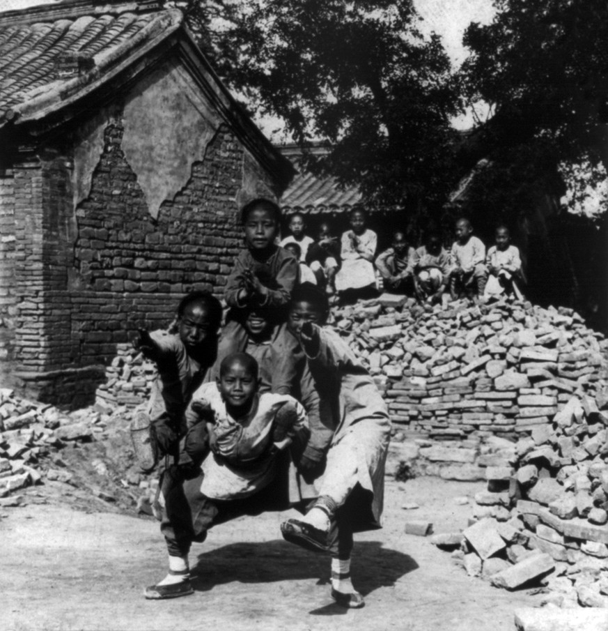 Schulkinder spielen «Drachenkopf» (1902).