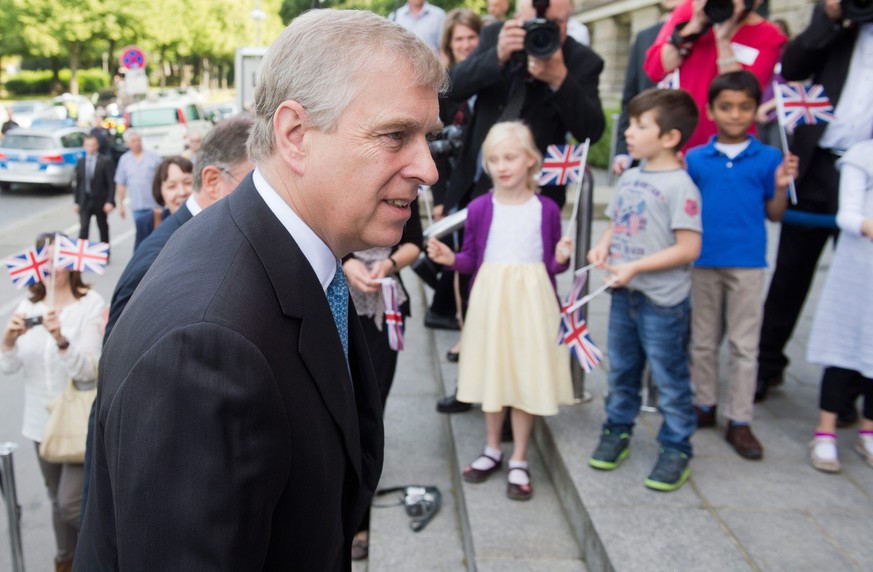 Grossbritanniens Prinz Andrew, Herzog von York, vor dem Staatsmuseum Hannover in Deutschland. Die Nummer fünf in der Thronfolge gilt als «Skandalprinz».