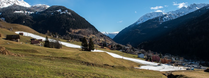 Braune und gruene Weisen und nur wenig Schnee beim Skilift im Skigebiet von Airolo aufgenommen am Sonntag 4. Januar 2015, in Lueina bei Airolo im Tessin. Viele Skigebiete in der Schweiz leiden unter d ...