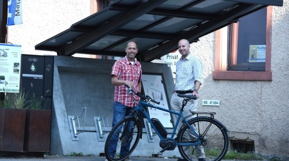 Findige Köpfe: Luc Musy und Cyrill Hunkeler präsentieren ihren preisgekrönten Solarvelo-Unterstand.&nbsp;