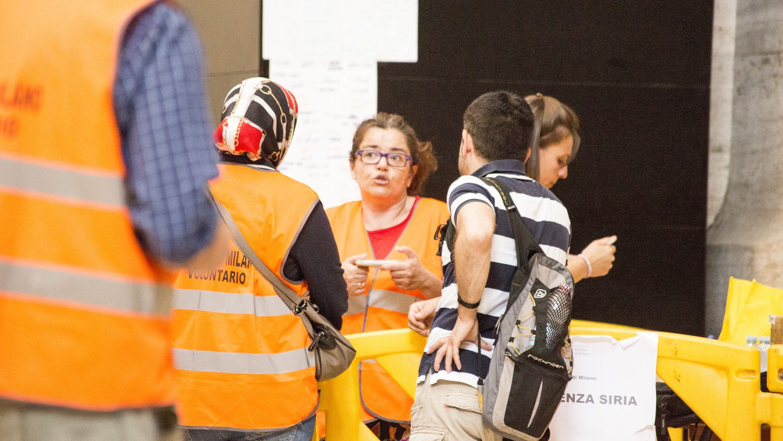 «Emergenza Siria» – Notfall Syrien:&nbsp;Notdürftig wurde auf dem Bahnhof in Mailand eine Empfangsstation für die Flüchtlinge eingerichtet.&nbsp;