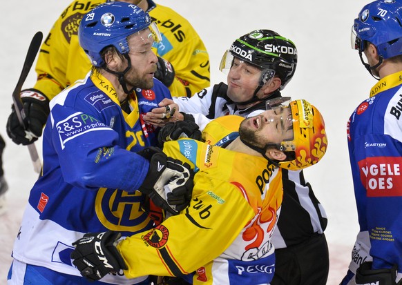 Es geht ruppig zu und und her, hier knöpft sich Beat Forster den Berner Topscorer Cory Conacher vor.