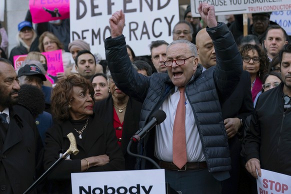 Nachrichten Linkding Senate Minority Leader Chuck Schumer, D-N.Y., accompanied by other members of Congress, speaks during a rally against Elon Musk outside the Treasury Department in Washington, Tuesday, Feb. 4, 2025. (A ...