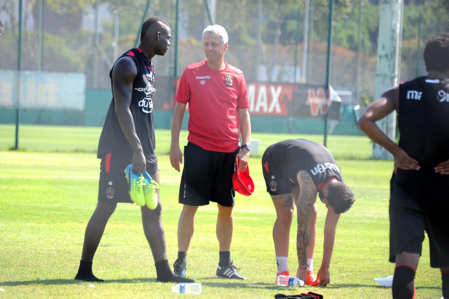 01.09.2016; Nizza; Fussball Ligue 1 - Training OGC Nizza;
Mario Balotelli und Trainer Lucien Favre (Nizza) waehrend dem Training
(Olivier Anrigo/Presse Sports/freshfocus)