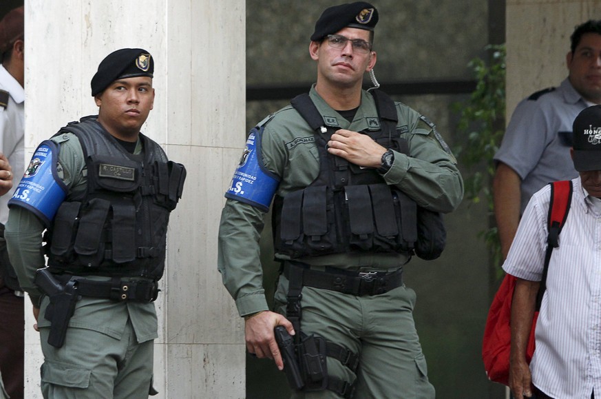 Panamaische Sicherheitskräfte vor dem Geschäftssitz von Mossack Fonseca.