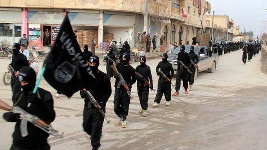 Kämpfer des Islamischen Staats paradieren in Raqqa, Syrien.&nbsp;