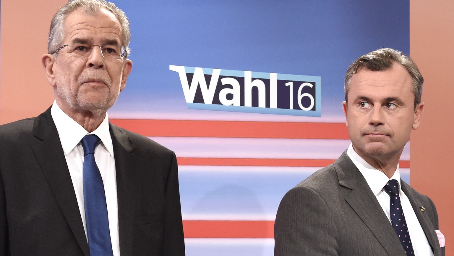 Der Praesidentschaftskandidaten Alexander Van der Bellen, links, und Norbert Hofer (FPOE) am Sonntag, 22. Mai 2016, im Rahmen der Bundespraesidentenwahl in der Hofburg in Wien. (KEYSTONE/APA/HERBERT N ...