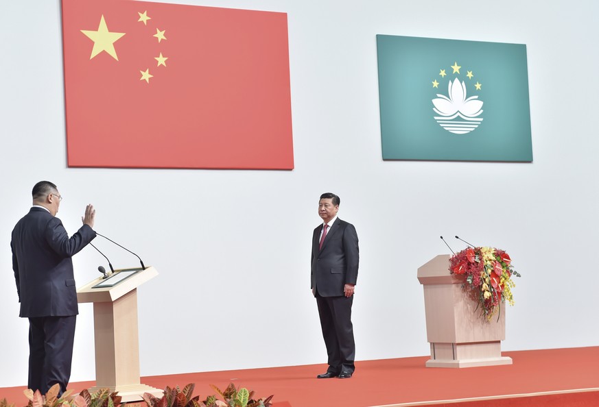 Xi Jinping (rechts) bei der Vereidigung des Macao-Verantwortlichen&nbsp;Chui Sai On.&nbsp;&nbsp;
