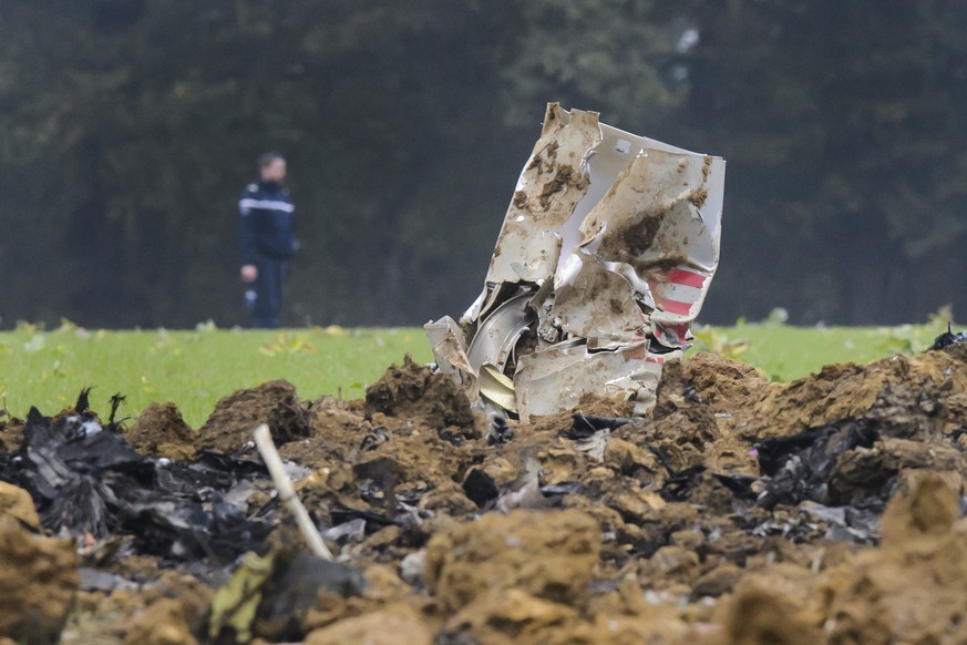 ARCHIVBILD ZUR BEKANNTGABE DER UNFALLURSACHE DES BEI GLAMONDANS ABGESTUERZTEN F/A-18 KAMPFFLUGZEUGS DER SCHWEIZER ARMEE, AM DIENSTAG, 13. JUNI 2017 - A French Gendarmerie officer walks next to the cra ...