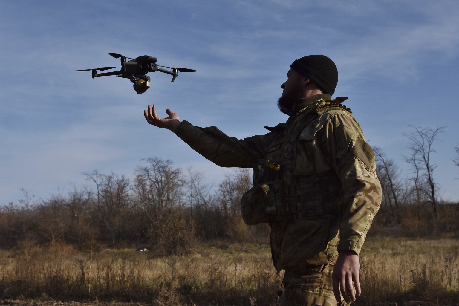 Nachrichten Linkding In this photo provided by the Ukraine's 65th Mechanised Brigade press service on Nov. 19, 2024, a Ukrainian soldier launches a drone during a training at a polygon in Zaporizhzhia region, Ukraine ...