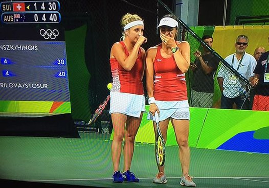 Mit cooler Sonnenbrille und langen Hosen: Der Eismeister in Rio bei Hingis/Bacsinszky.