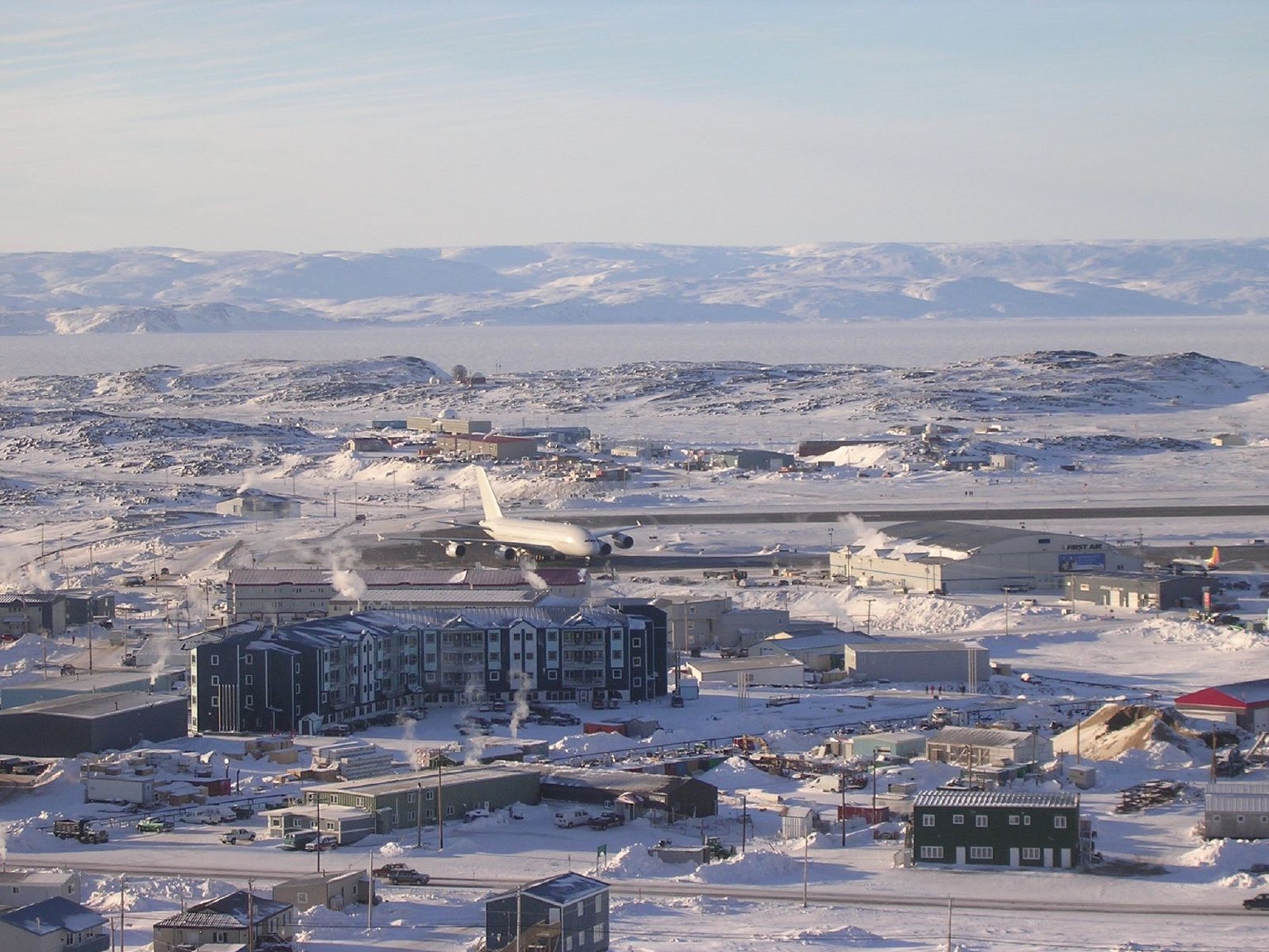 Ein Airbus A380 bei Kaltwetter-Tests am Flughafen Iqaluit (07.02.2007).