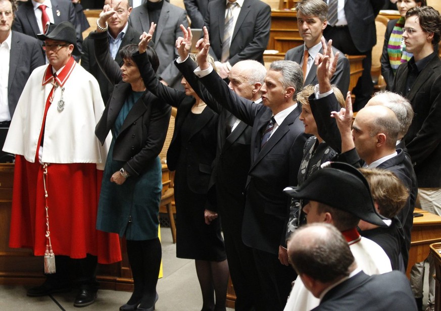 Die sieben Bundesräte und Bundeskanzlerin&nbsp;Corinna Casanova bei der Vereidigung 2011.