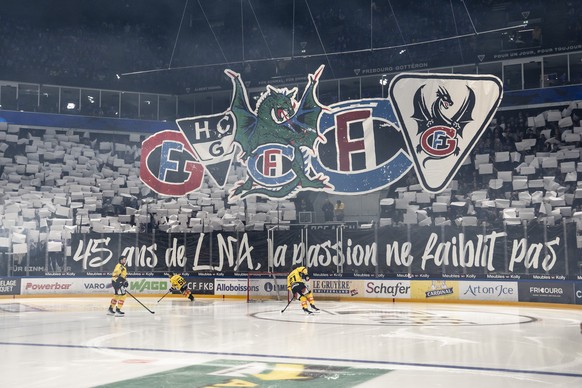Nachrichten Linkding Das Tifo der Freiburger Fans vor dem zweiten Eishockey Playoff Viertelfinalspiel der National League zwischen dem HC Fribourg-Gotteron und dem SC Bern, am Sonntag, 16. Maerz 2025 in der BCF-Arena in F ...