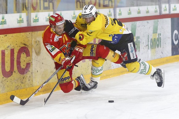 Berns Beat Gerber, rechts, im Kampf mit Biels Julian Schmutz, im Eishockey Meisterschaftsspiel der National League zwischen dem EHC Biel und dem SC Bern, am Samstag, 23. September 2017, in der Tissot  ...