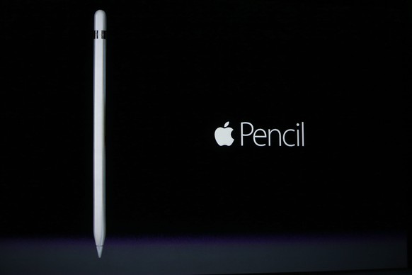 Zum iPad Pro gibt es auf Wunsch noch einen Stift, den Apple Pencil. Er steckt voller Technik und lässt sich wieder aufladen. Kostenpunkt: 99 US-Dollar.