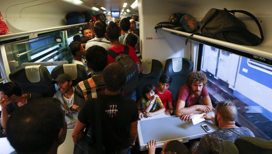 Migranten im Zug von Ungarn nach Österreich.&nbsp;