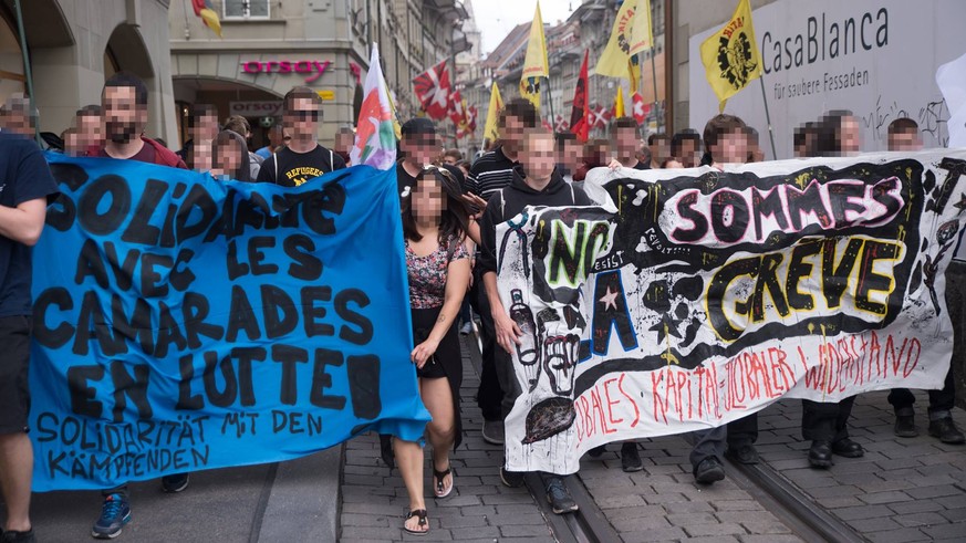 So könnte es auch anlässlich der Tour de France aussehen: Die Revolutionäre Jugend Gruppe auf einem Protestmarsch durch Bern.